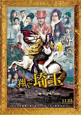她身穿白色镂空礼裙，上半身露出半球十分性感，弯腰俯身时春光乍泄。